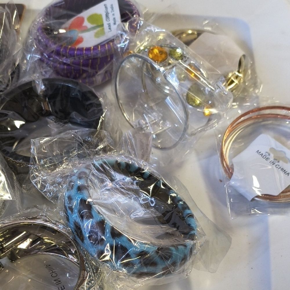 Assorted Bangle Bracelets Set - Picture 4 of 4